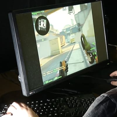 Mies pelaa tietokoneella Counter-Strike -peliä