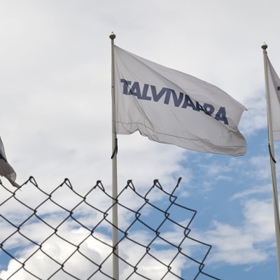 Talvivaaran kaivoksen liput liehuivat heinäkuussa 2014 Sotkamossa.