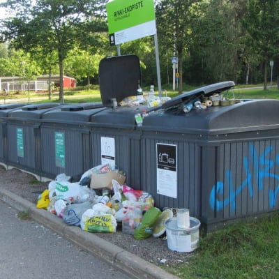 Täysinäisiä jäteastioita