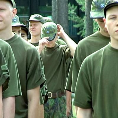 Alokkaat seisovat kahdessa jonossa.