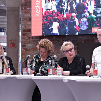 Kuvassa vasemmalta panelistit Maria Ohisalo, Jaana Nuottanen, Sirpa Pietikäinen, Vesa Linja-aho ja Warda Ahmed.