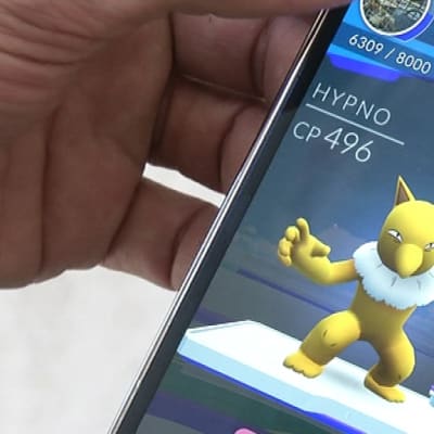 Pokémon Go -peli auki kännykän näytöllä.