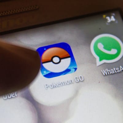 Pokémon Go ja WhatsApp-sovellukset kännykän näytöllä.
