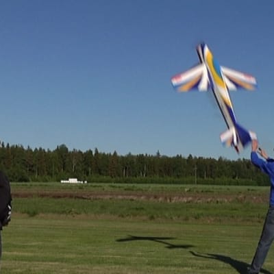 Lassi Nurila lennättää RC-lentokonetta Kälviällä.
