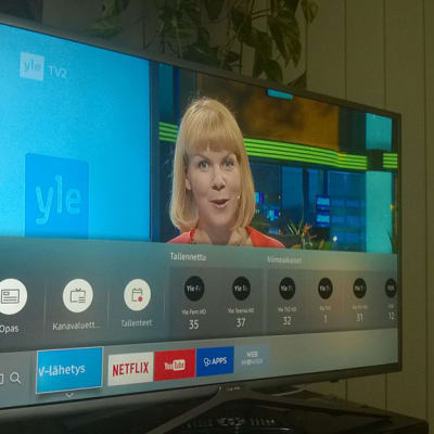 Televisio huoneen nurkassa, kuvassa valintaruutuja, ruudussa myös  toimittaja Kristiina Kekäläinen