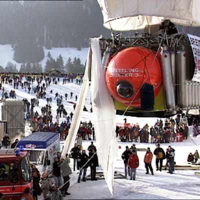 Orbiter -kuumailmapallo lähdön hetkellä Chateau d´Eauxin alppikylässä.