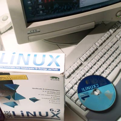 Linux-asennuslevy pakkauksineen tietokoneen näppäimistöllä.