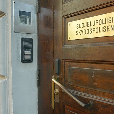 Suojelupoliisin ovi.