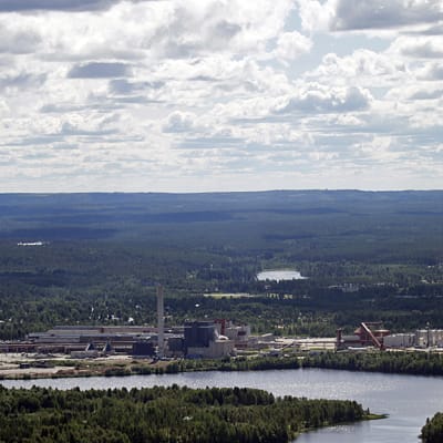 Renforsin rannan teollisuusalue Kajaanissa ilmakuvassa. 