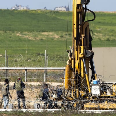 Israel on kehittänyt tekniikoita tunnelien etsimiseen ja tuhoamiseen. Porauskoneita Nir Amissa Gazan rajalla.