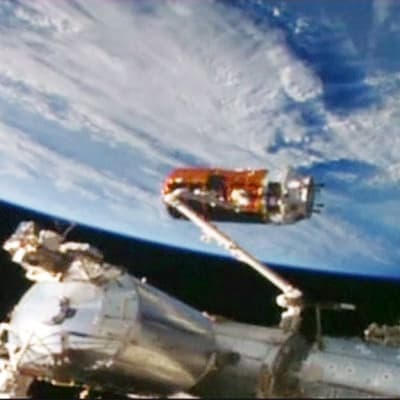 Osa avaruusasema ISS:ssää ja sen takana kaareutuu maapallo
