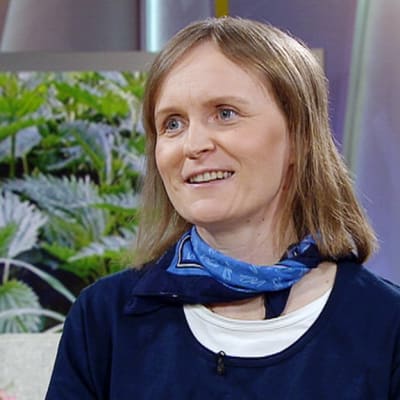 Uudenmaan Marttojen puutarhaneuvoja Kirsi Mäkinen Ylen aamu-tv:ssä keskiviikkona 18. toukokuuta.