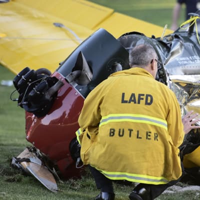 Pelastushenkilöstö tutki Harrison Fordin kuljettamaa konetta. Ford teki pakkolaskun Santa Monican läheisyydessä sijaitsevalle golfkentälle Californiassa 5. maaliskuuta 2015.