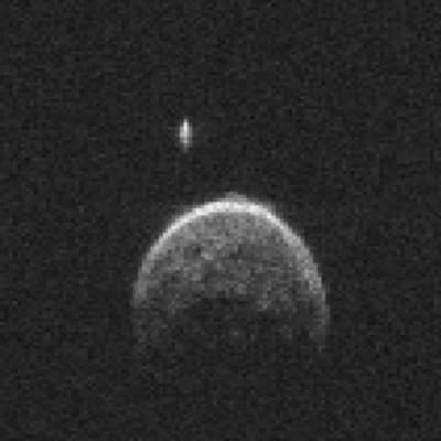 Nasan tutkakuva asteroidi 2004 BL86:sta ja sen kiertolaisesta.