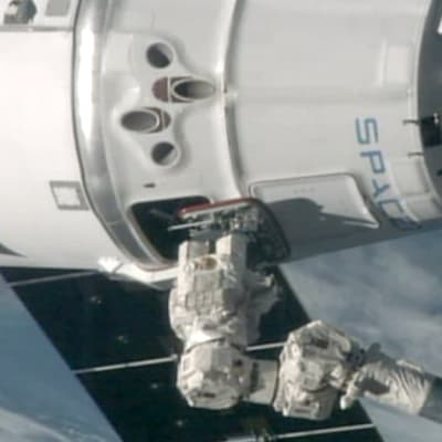 Huoltoalus SpaceX Dragon kiinnittyneenä kansainvälisen avaruusaseman robottikäteen.