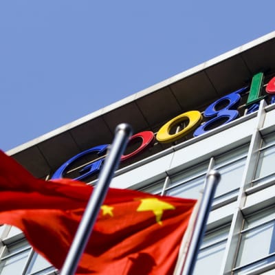 Kiinan lippu liehuu hakujätti Googlen Pekingin pääkonttorin pihalla.
