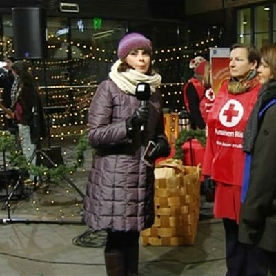 Sari Huovinen haastattelee  Anne Laurinsiltaa ja Milla Kalliomaata Helsingin päärautatieasemalla 21. marraskuuta.