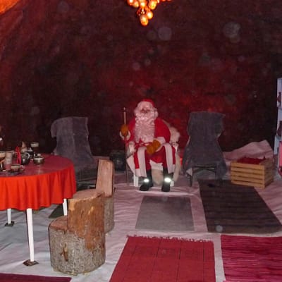 joulupukki istuu joulupukin tuvassa kotkan kallioluolassa