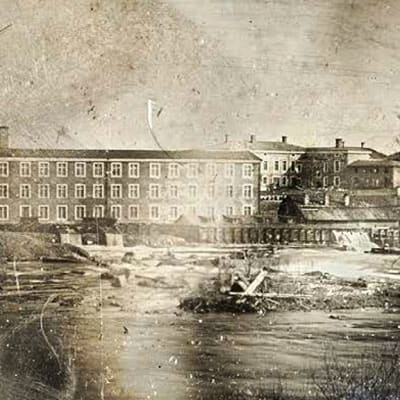 Vuonna 1847 otettu daguerrotyyppi esittää Tampereen koskimaisemassa sijainnutta Frenckellin paperitehdasta.