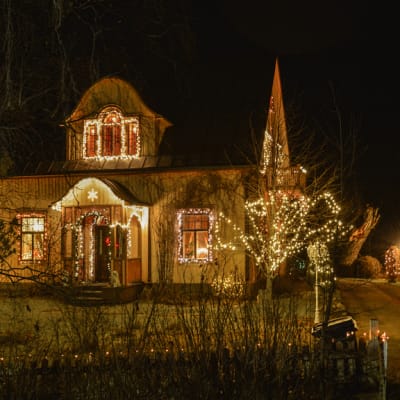 Kuvassa jouluvalaistu talo