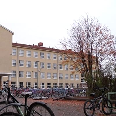 Asemakadun koulu Äänekosken Suolahdessa.