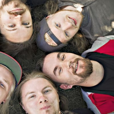 Janne Korpela (kello 12 myötäpäivään), Lassi Vääränen, Marko Möttönen, Janne Seppänen, Antti Varjanne ja Elias Puukari esittävät itseään Valomerkki -sarjassa.