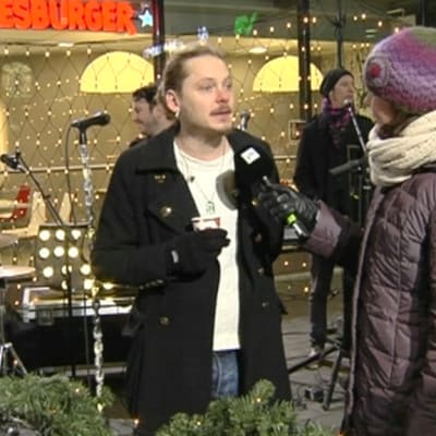 Sari Huovinen haastattelee Jonne Aaronia.