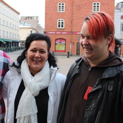 Haitari-Antti (vas) ja Niko selvisivät asunnottomuudesta Katulähetyksen avulla. Hanna-Riikka Alasippola Katulähetyksestä iloitsee jokaisesta "pelastumisesta".