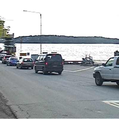 Paraisten ja Nauvon välisellä yhteysaluksella riittää autoja.