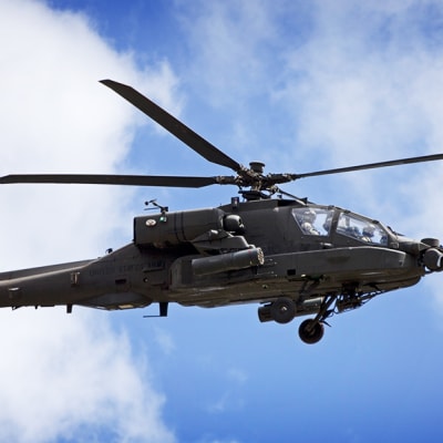 Yhdysvaltain ilmavoimien AH-64E Apache -helikopteri taivaalla.