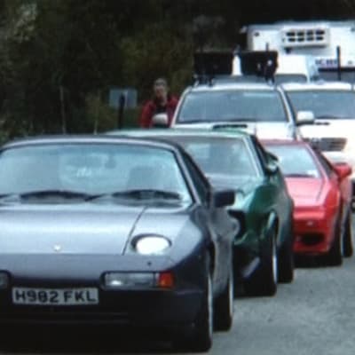 Sarjan kuvauksissa käytettyjä autoja. Ensimmäisenä jonossa kiistanalainen Porsche.