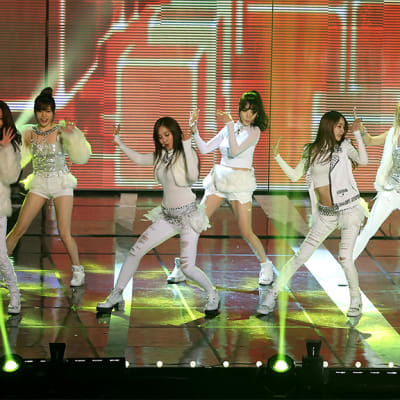 Girls' Generation -yhtye lavalla esiintymässä.