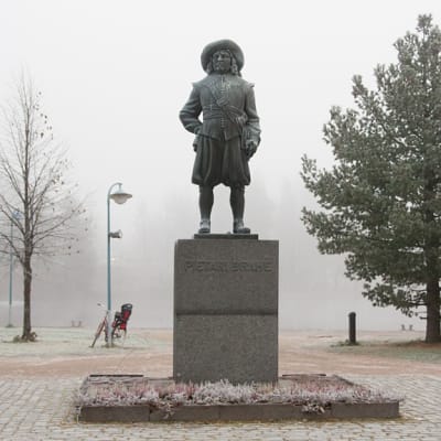 Pietari Brahen patsas Kajaanin kauppatorilla.