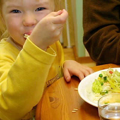 Pikkutyttö syö kotiruokaa.