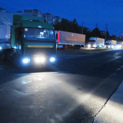 Venäläisiä avustusrekkoja.