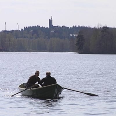 Kalastaja Olli Saari ja liikuntalaitosmestari Markku Kautto soutavat Tuomiojärvellä Jyväskylässä.