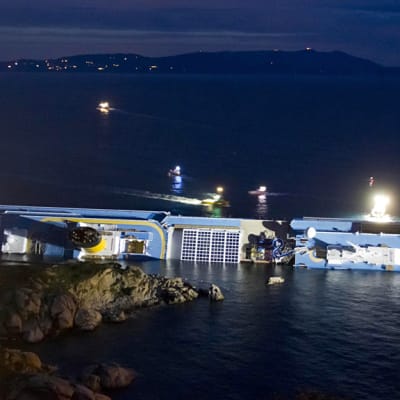 Costa Concordia alus kyljellään Giglio saaren edustalla.
