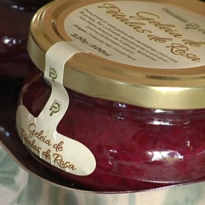 Purkki ruusunterälehtihilloa, jossa portugalinkieliset etiketit