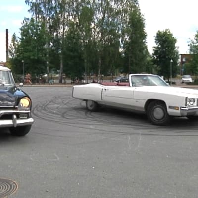 Jenkkiautoja Verkatehtaan parkkipaikalla Hämeenlinnassa