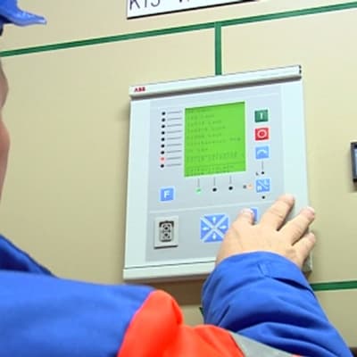 Sähköverkkoasentaja säätää sähköverkkokeskusta.
