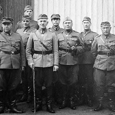 Eturivissä vasemmalta Eversti Duncker, Laatikainen, Lagus (Laatikaisen ja Oeschin välissä) Oesch, Svensson ja Siilasvuo Kantturassa 1944.