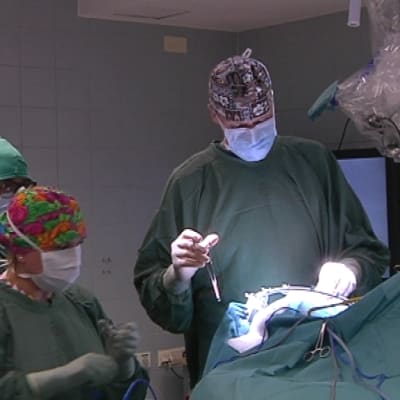 Kirurgi Mika Niemelä leikkaa aivokasvainta Töölön sairaalassa.