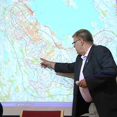Lestijärven kunnanjohtaja Esko Ahonen näyttää tuulivoimaloiden paikkoja kartalla.