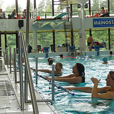 Water Bike Latin Circuit -tanssia Urheilupuiston uimahallissa Kouvolassa.