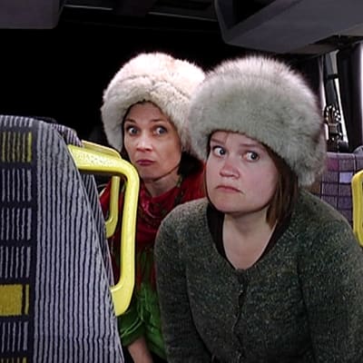 Kaksi naista karvalakeissaan esiintyy Taidebussissa