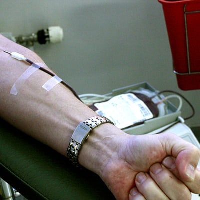 Kuvassa luovutetaan verta Kokkolan Punaisen Ristin Veripalvelussa.