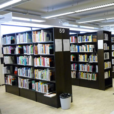 Kirjahyllyjä Kotkan pääkirjastossa