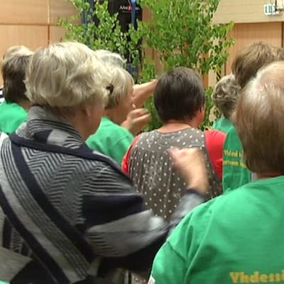 ikäihmiset harjoittelevat nyrkkeilyä