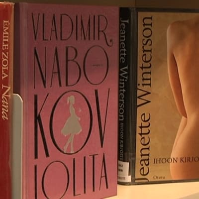 Kuvassa kirjoja kirjaston hyllyssä.