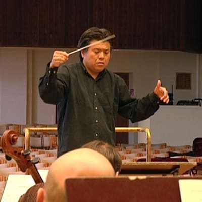 Yasuo Shinozaki johti Kymi Sinfoniettan harjoituksia ennen keskiviikkoillan konserttia Kotkan konserttitalolla